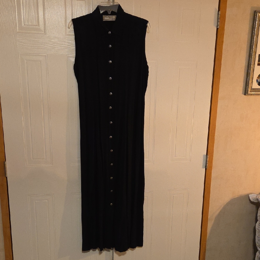 Classic Sleeveless Button-Front Maxi Dress in Black